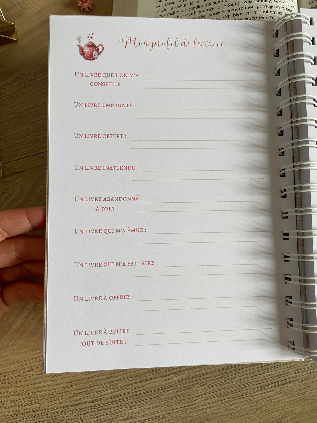 Journal de lecture A5 fait main - 100 critiques de livres - avis de lecture - romance - carnet de notes